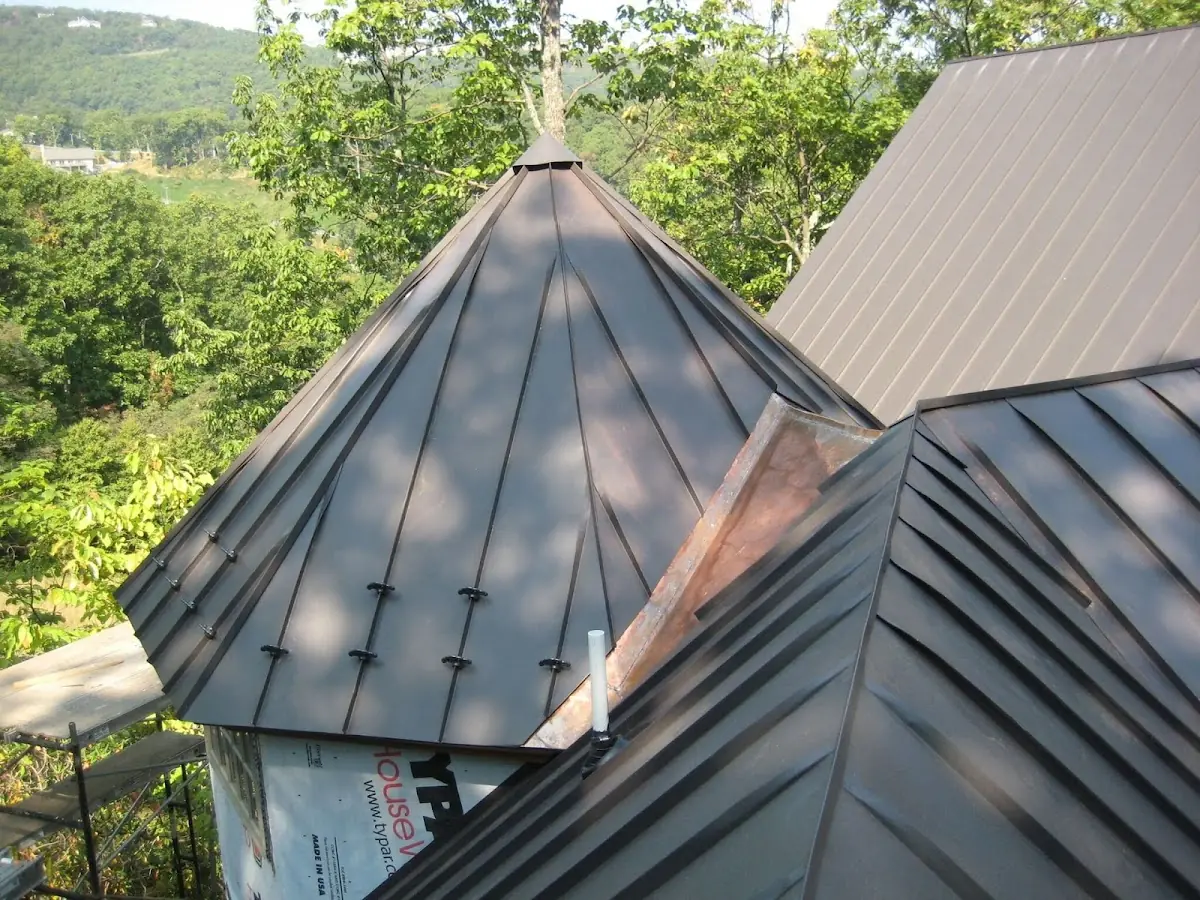 Professional Roof Tarp Installation by Craftsman Roofing in Everbreeze Plateau